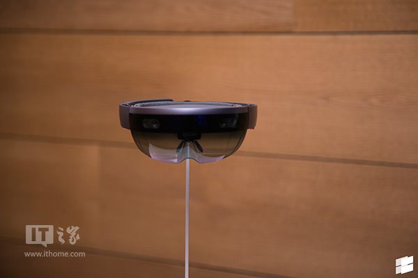 微软HoloLens迎来首个Win10重大更新：同时运行3个任务